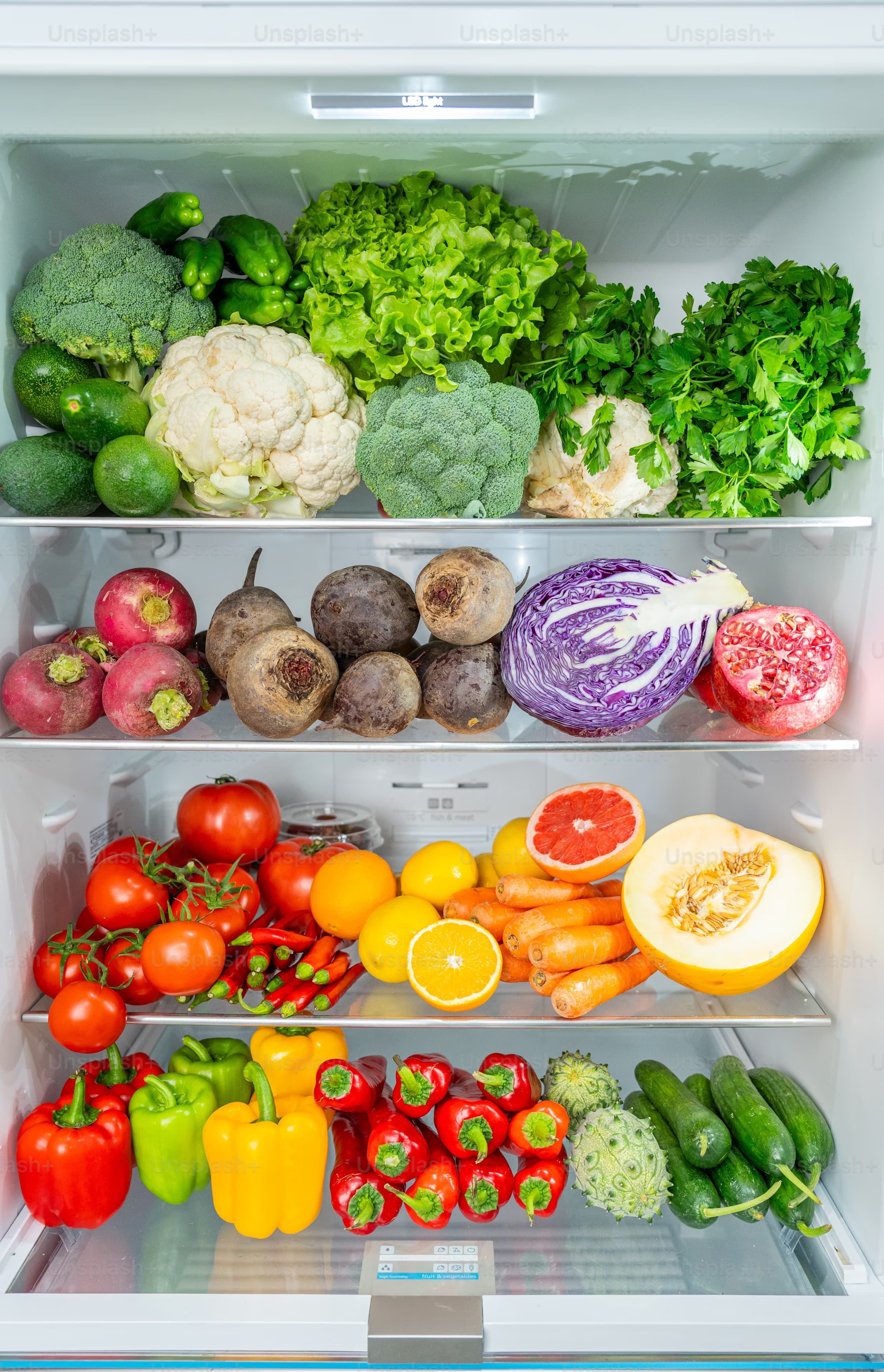 tủ lạnh chứa rau củ, protein, tinh bột, và trái cây