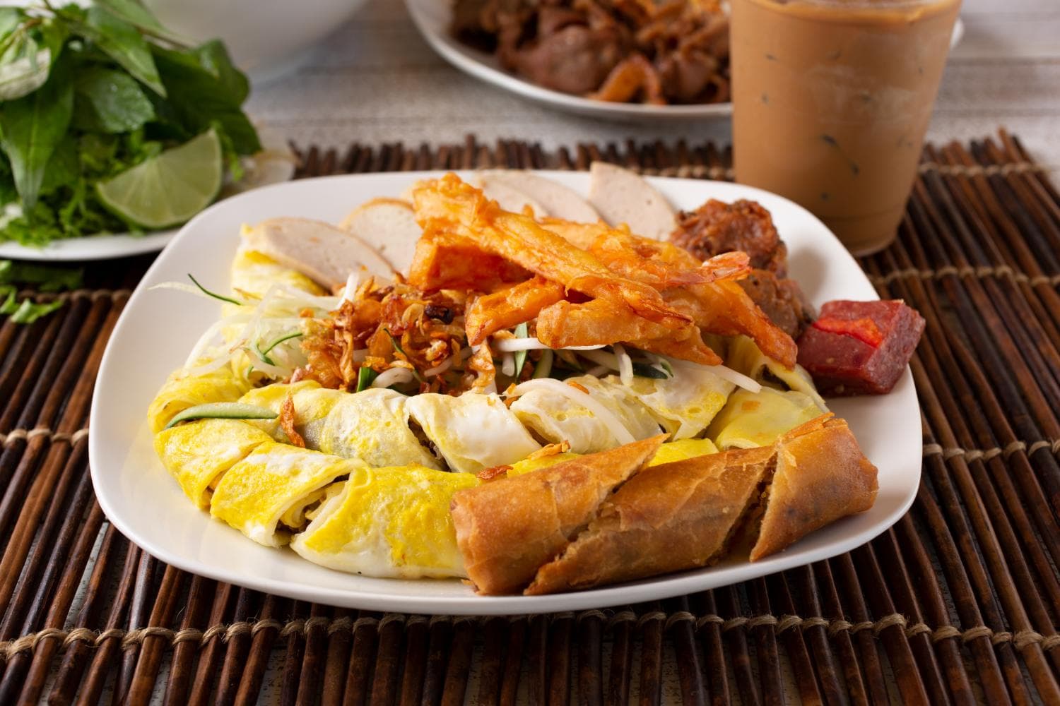 một bản đồ Việt Nam cổ với làng Thanh Trì được đánh dấu, bên cạnh là hình ảnh cô gái thời phong kiến tráng bánh trên nồi hấp bằng vải