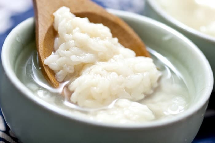 Hình ảnh thể hiện số liệu và biểu đồ minh họa phân tích theo góc nhìn ẩm thực: một biểu đồ cột thể hiện thời gian lên men (3-4 ngày) và độ cồn (2-5%), bên cạnh là hình ảnh gạo nếp, men rượu và hũ ủ cơm rượu