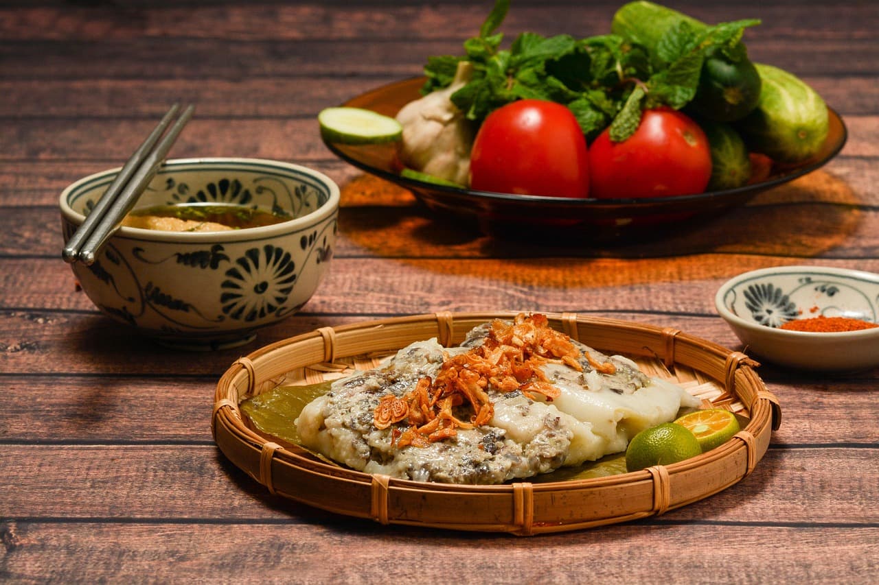 Hình ảnh thể hiện số liệu và biểu đồ minh họa phân tích theo góc nhìn ẩm thực: một biểu đồ cột thể hiện mức độ cay của bún bò Huế, mì Quảng, và bánh khoái, bên cạnh là hình ảnh chợ đêm Hội An với các quầy nem lụi, cao lầu