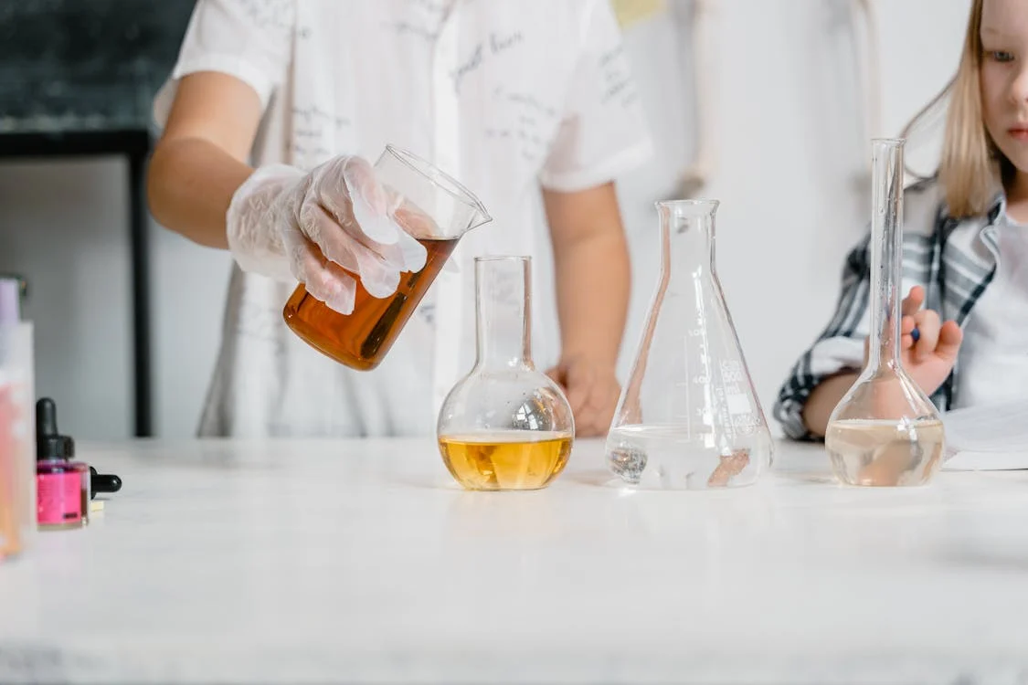 Hình ảnh minh họa nền tảng lý thuyết và các khái niệm cơ bản của chủ đề: Một hình ảnh thể hiện các biểu tượng của các nhóm máu (A, B, AB, O) kết hợp với các loại thực phẩm tương ứng (thịt cho nhóm O, rau củ cho nhóm A, sữa cho nhóm B, và sự kết hợp cho nhóm AB), cùng với biểu tượng của lectin và các tương tác hóa học để thể hiện lý thuyết về tương tác giữa nhóm máu và thực phẩm.