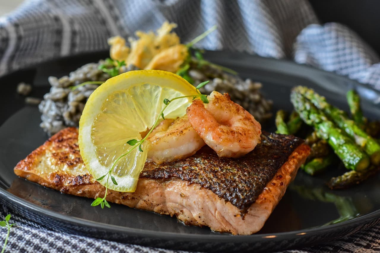 Hình ảnh minh họa: So sánh các món cá hồi từ sushi Nhật Bản, lẩu Việt Nam đến gravlax Bắc Âu, thể hiện sự đa dạng văn hóa.