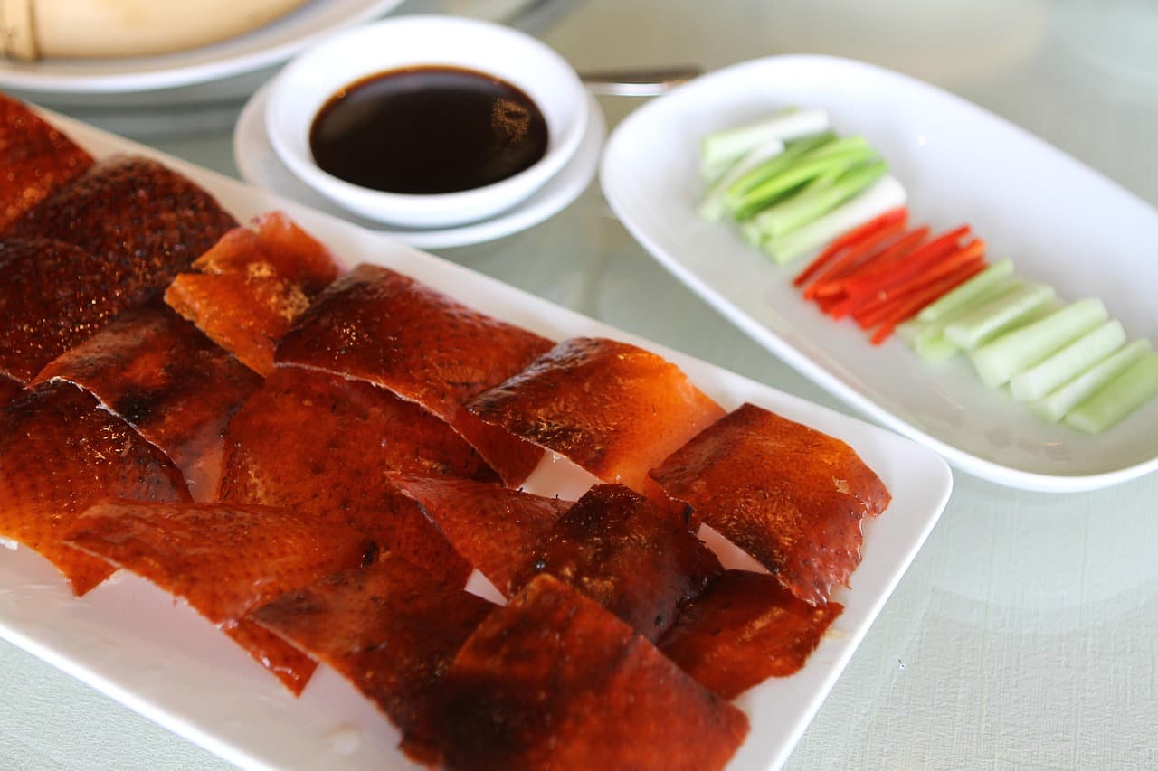 Hình ảnh thể hiện số liệu và biểu đồ minh họa phân tích theo góc nhìn lịch sử: một biểu đồ đường thể hiện sự gia tăng số lượng nhà hàng vịt quay Bắc Kinh trên toàn cầu từ 1900 đến 2025.