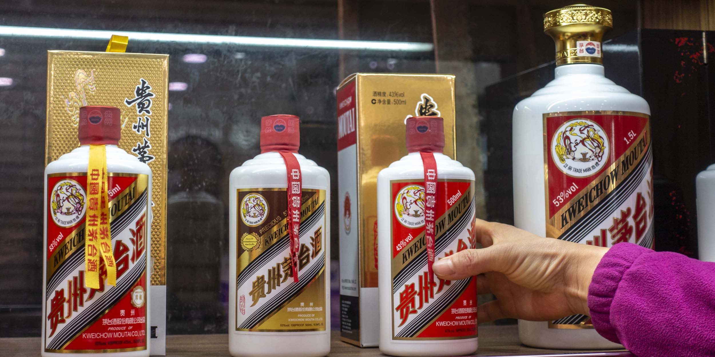 Hình ảnh minh họa nền tảng lý thuyết và các khái niệm cơ bản của chủ đề: cảnh nông dân thu hoạch cao lương dưới ánh nắng vàng, bên cạnh các thùng gỗ truyền thống dùng để ủ rượu Mao Đài.