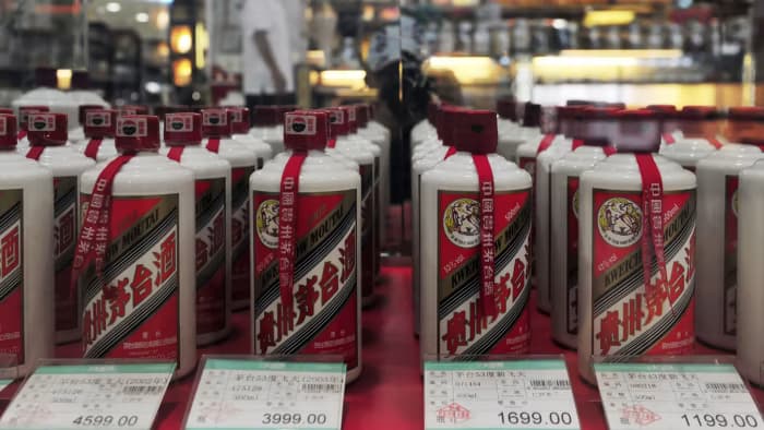 Hình ảnh thể hiện số liệu và biểu đồ minh họa phân tích theo góc nhìn văn hóa: một biểu đồ tròn cho thấy tỷ lệ người Trung Quốc sử dụng Mao Đài trong các dịp lễ, bên cạnh hình ảnh một bàn tiệc truyền thống với chai Mao Đài làm trung tâm.
