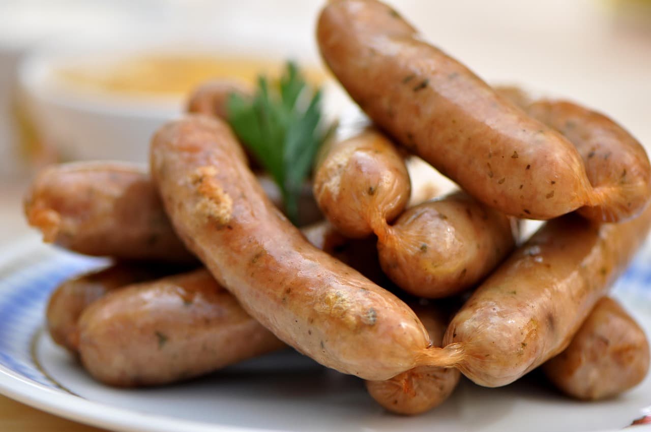 Hình ảnh minh họa các tác động và so sánh giữa các góc nhìn phân tích: một quầy bán bánh mì tam giác ở cổng trường Việt Nam, bên cạnh một xe đẩy hot dog kiểu Mỹ.