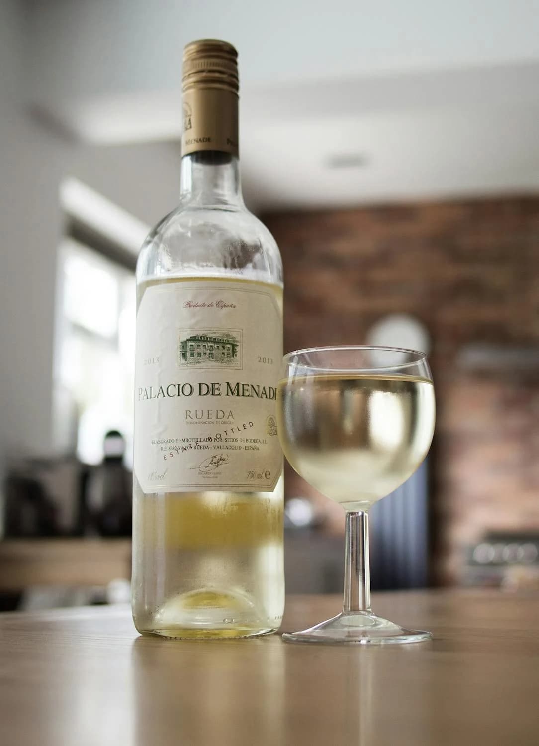 Hình ảnh thể hiện biểu đồ so sánh hương vị của các giống nho Chardonnay, Sauvignon Blanc và Riesling, với các ghi chú về cam quýt, trái cây trắng và khoáng chất.
