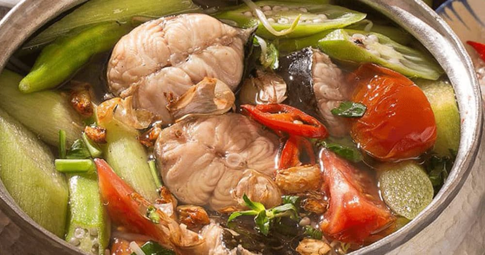 Hình ảnh minh họa cảnh sông nước Nam Bộ với người dân thu hoạch cá và rau củ, làm nổi bật nền tảng lịch sử và văn hóa của canh chua.
