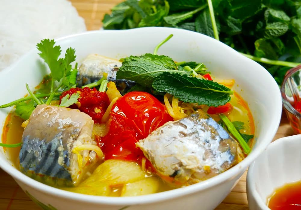 Hình ảnh biểu đồ minh họa thành phần dinh dưỡng của canh chua, với các cột thể hiện protein, vitamin C, chất xơ, và calo.