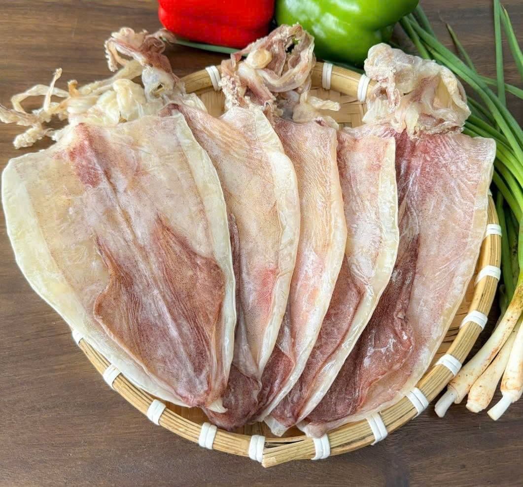 Hình ảnh minh họa phần kết luận và hướng phát triển tương lai: một bàn ăn với món mực khô nướng, mực xào tỏi ớt, và không khí gia đình ấm cúng.