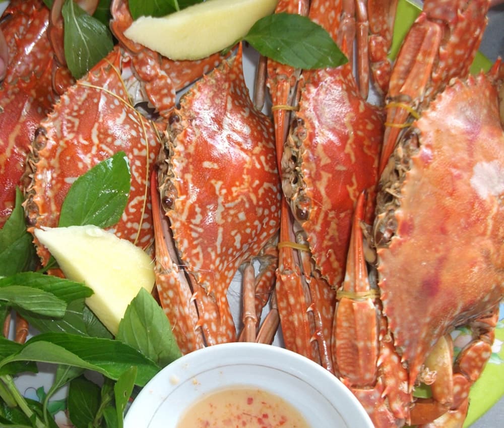 Hình ảnh minh họa một lễ hội hải sản ở Phú Quốc, với các món ghẹ được bày biện đẹp mắt và ngư dân giới thiệu sản phẩm.