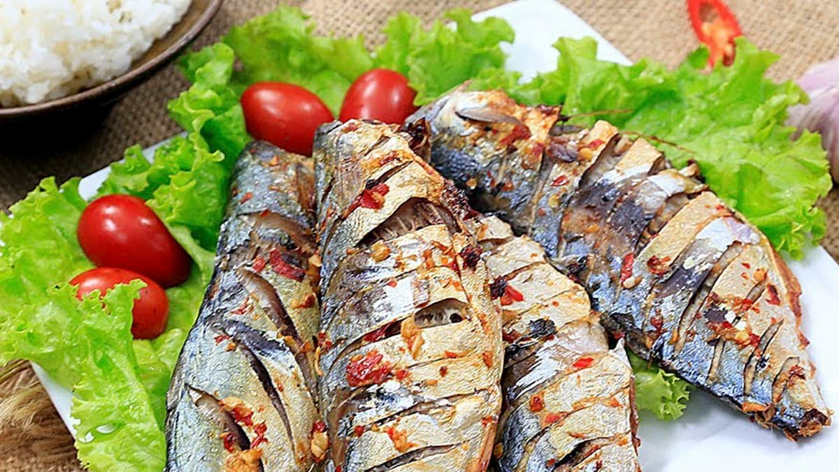 Hình ảnh minh họa các tác động và so sánh giữa các góc nhìn phân tích, thể hiện cảnh ngư dân đánh bắt cá Bạc Má, chợ hải sản, và món cá kho tộ trên bàn ăn gia đình.