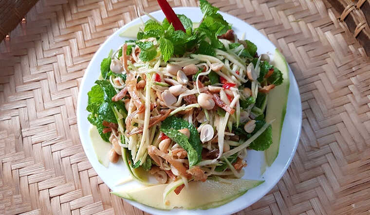 Hình ảnh minh họa nền tảng lý thuyết và các khái niệm cơ bản của chủ đề như lịch sử chế biến mực khô tại miền Nam Việt Nam, với hình ảnh ngư dân và xoài xanh.