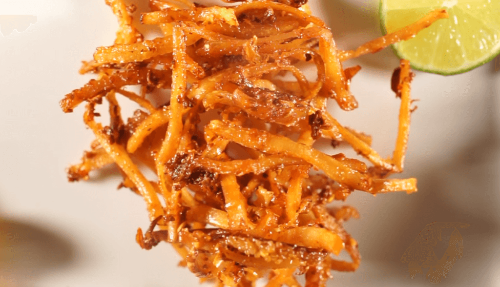 Hình ảnh thể hiện biểu đồ cột so sánh dưỡng chất protein và cholesterol trong khô mực xào bơ tỏi so với các món hải sản khác, với màu sắc tươi sáng và icon minh họa lợi ích sức khỏe.