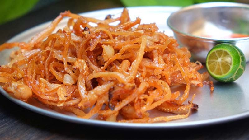 Hình ảnh minh họa làng nghề Khánh Hòa với người dân xào mực, so sánh bên cạnh hàng giả trên chợ trực tuyến, nhấn mạnh tác động văn hóa và bền vững qua infographic đối lập.