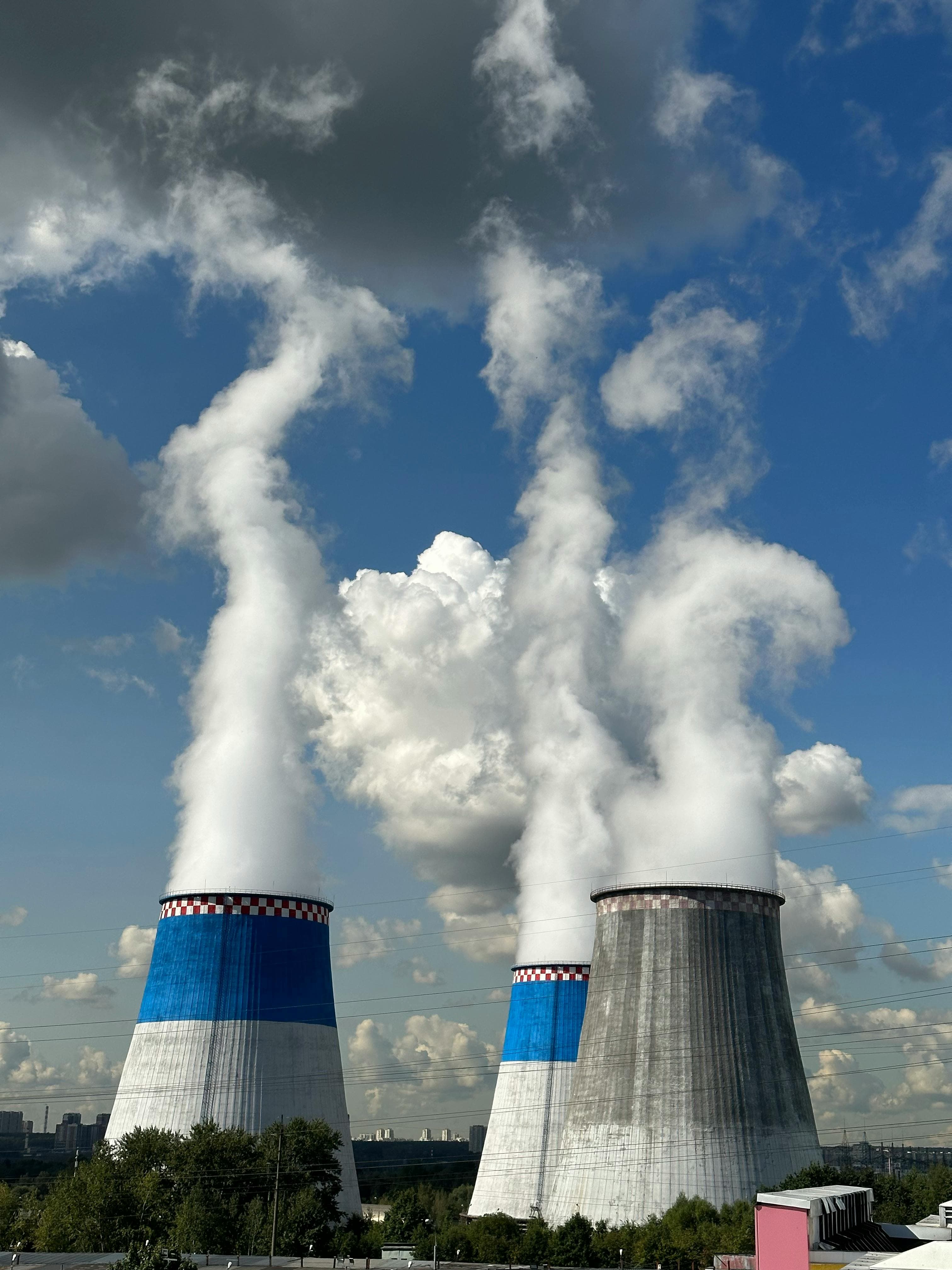 Hình ảnh minh họa nền tảng lịch sử và các khái niệm cơ bản của nhiệt điện, với hình vẽ động cơ hơi nước cổ và tuabin hiện đại.